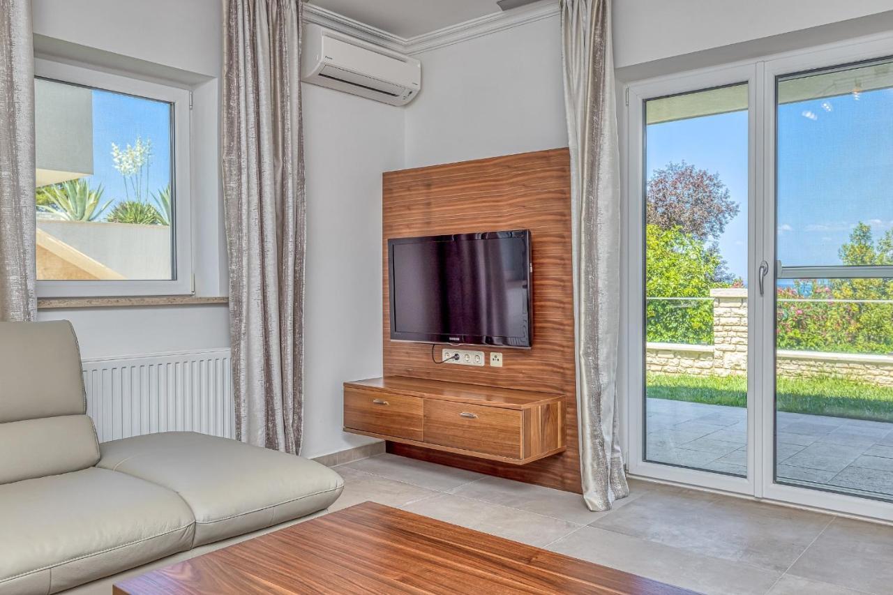 Villa Milena With Pool And Sea View เซร์เวนีเวอร์ ภายนอก รูปภาพ